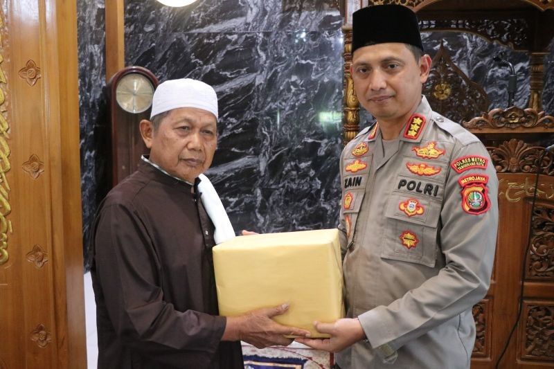 Polres Metro Tangerang Kota Wakafkan Al-Quran, Harap Cegah Tawuran Remaja di Ramadhan