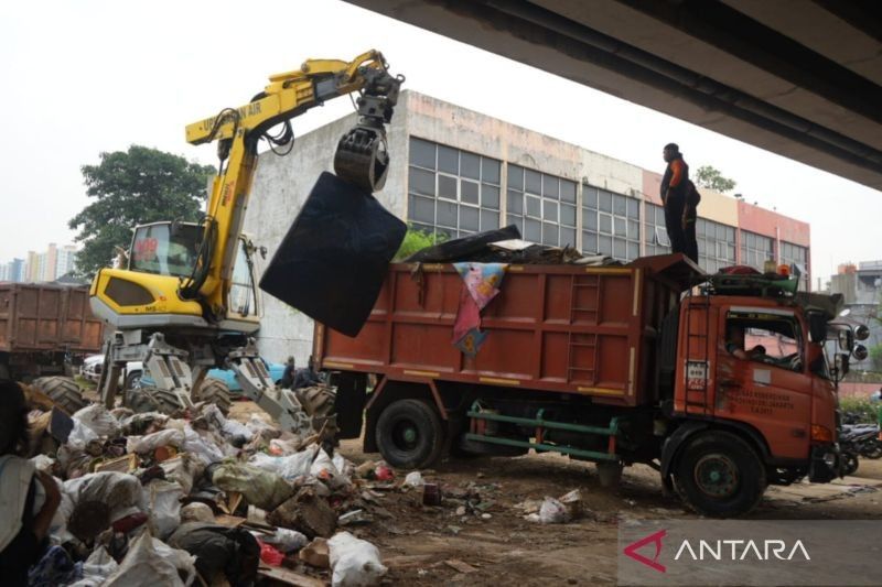 Jaktim Bersihkan Sampah dan Lumpur Pasca Banjir, Mitigasi Cuaca Ekstrem