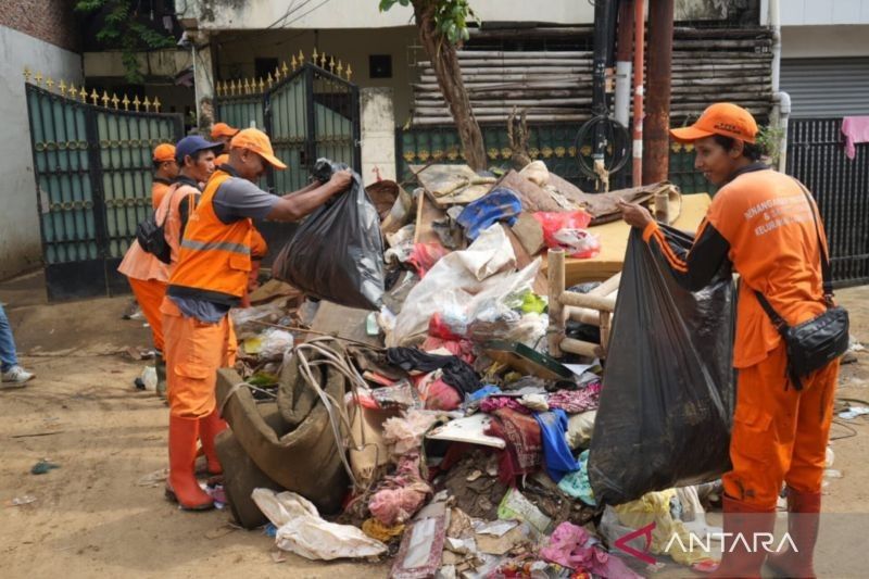 Pemkot Jaktim Terapkan 'Pengepokan' Sampah Pascabanjir Ciliwung