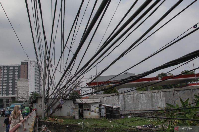 Tragis! Pria di Depok Tewas Tersetrum saat Pasang Baja Ringan