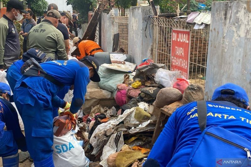 500 Personel Bersihkan Sampah Pascabanjir Cililitan, Jaktim