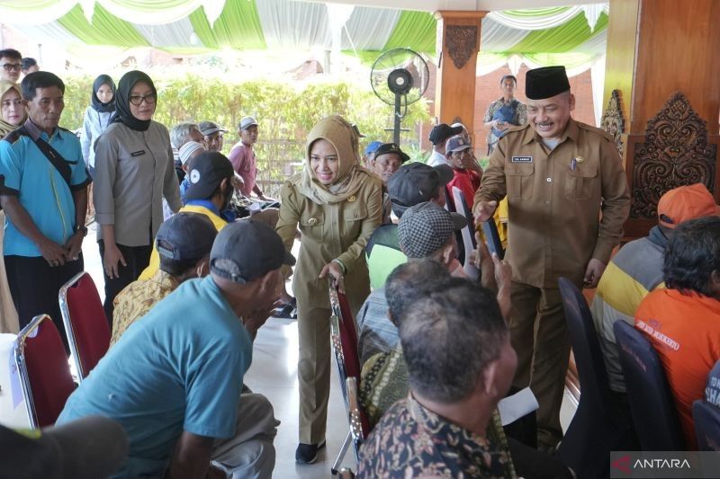 Pemkot Mojokerto Berikan Bantuan Sosial untuk Ratusan Pengemudi Becak Jelang Lebaran