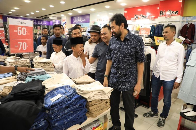 Gubernur Aceh Belanja Baju Lebaran untuk 120 Anak Yatim di Lhokseumawe