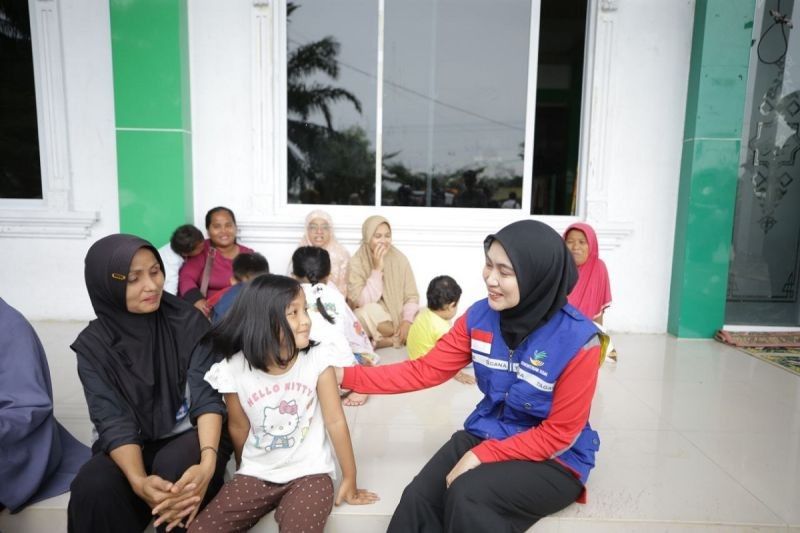 Henny Sasmita Wahid Salurkan Bantuan Makanan untuk Korban Banjir Pekanbaru