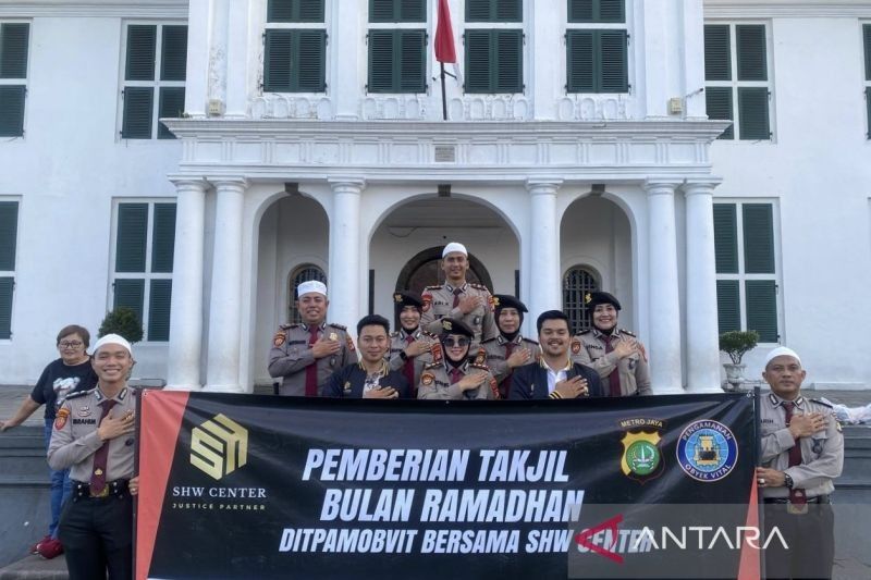 Polisi dan SHW Center Tebar Takjil di Kota Tua, Silaturahmi dan Berbagi di Bulan Ramadhan