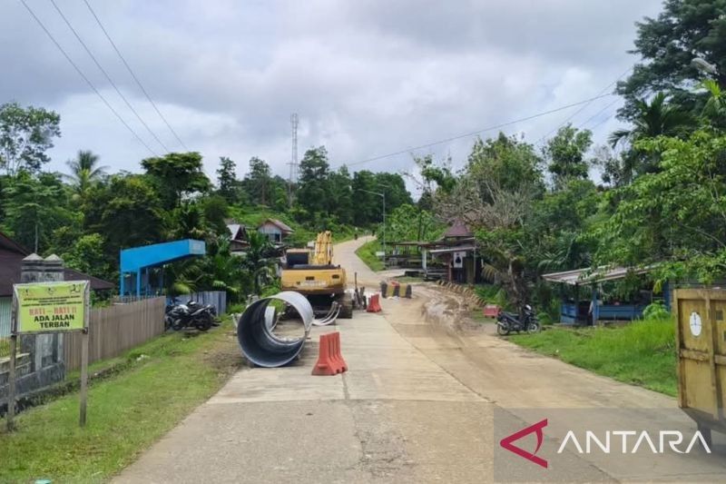 Pemkab Mentawai Perbaiki Jalan Trans Mentawai yang Rusak Parah