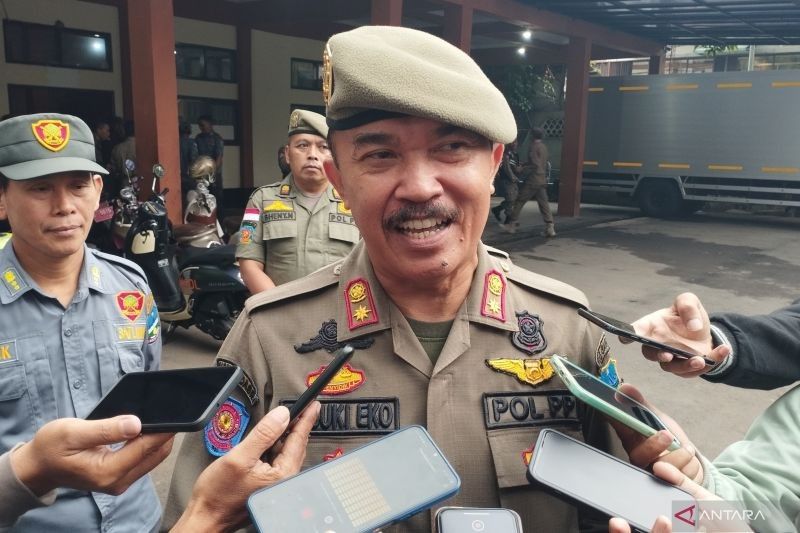 Satpol PP Garut Bersihkan Sisa Atribut Kampanye di Pelosok Desa