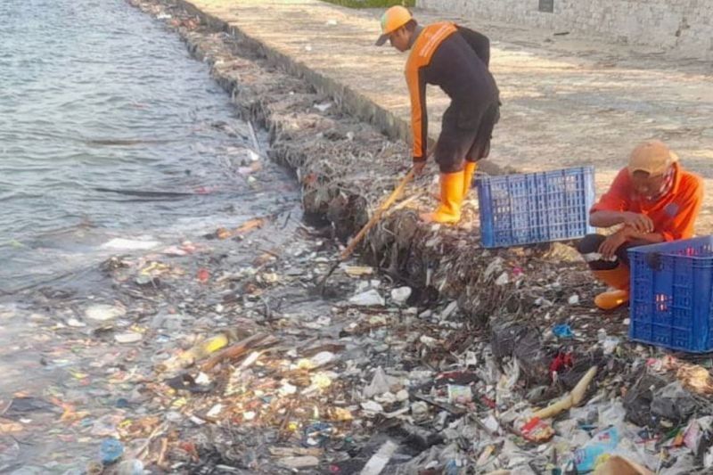 21,2 Ton Sampah Jakarta Sampai di Kepulauan Seribu, Petugas Berjibaku Bersihkan Pantai