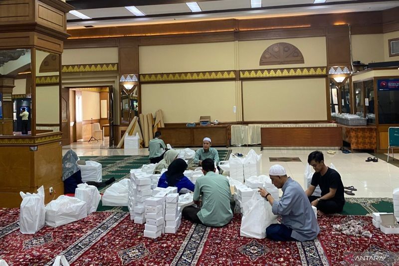 Masjid Al-Azhar Bagikan 700 Takjil per Hari Selama Ramadhan