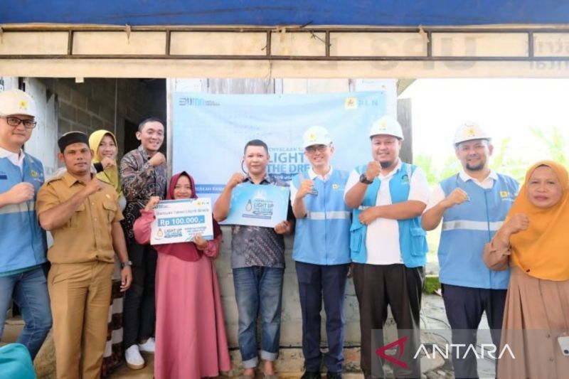 PLN Babel Berbagi Kebahagiaan: 19 Rumah Warga Prasejahtera Terangi dengan Listrik Gratis