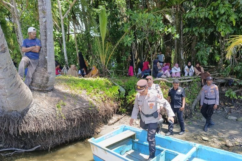 Polres Bursel Bantu Pencarian Bocah 11 Tahun Diduga Dimakan Buaya di Perairan Buru Selatan