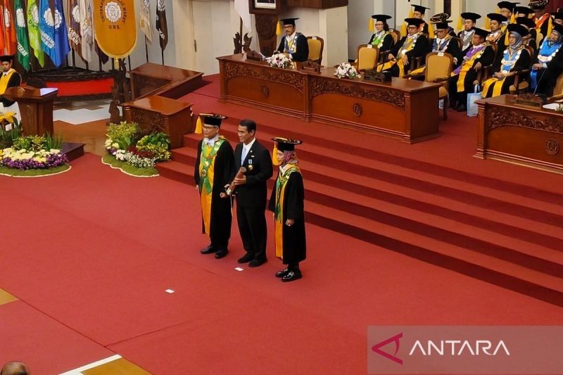 Mentan Amran Sulaiman Raih Penghargaan Tertinggi UNS atas Dedikasi di Sektor Pertanian