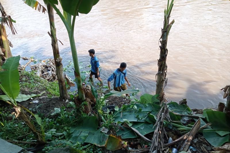 Volume Sampah di Saluran Mataram Berkurang hingga 50 Persen