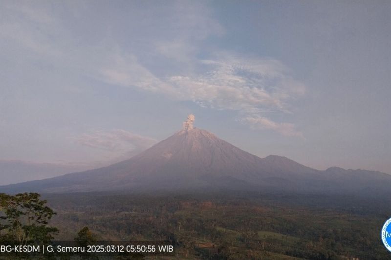 Semeru Erupsi! Letusan Capai 1.000 Meter, Warga Tetap Beraktivitas Normal