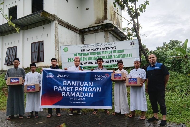 Bosowa Peduli Berbagi Kebahagiaan Ramadan: 109 Paket Pangan untuk Santri Kurang Mampu