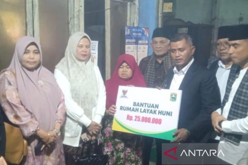 Bupati Solok Berikan Bantuan Bedah Rumah untuk Warga Kurang Mampu