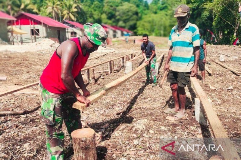 Satgas TNI Bangun Pondok Adat di Biak, Lestarikan Budaya Gotong Royong