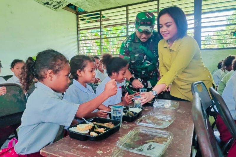 Satgas TMMD Biak Berikan Makan Bergizi Gratis untuk Siswa SD YPK Ambrisau