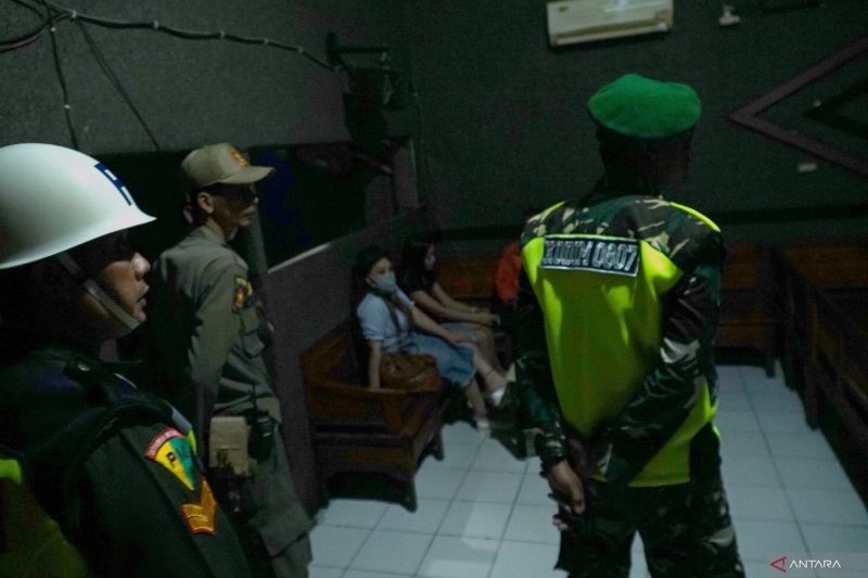 Razia Kafe Karaoke Nekat Beroperasi di Tulungagung Selama Ramadhan