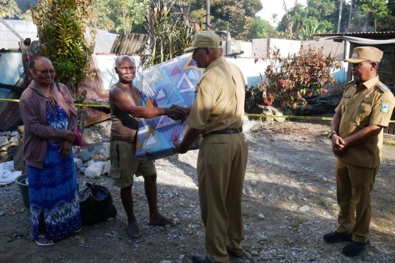 Pemkab Teluk Wondama Salurkan Bantuan untuk Korban Kebakaran di Kampung Kabouw