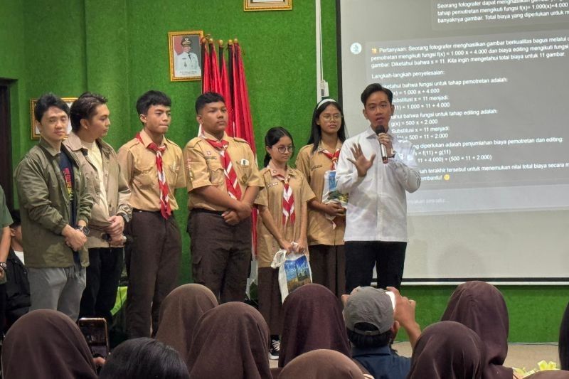 Gibran Rakabuming: Sholat Idul Fitri di Jakarta, Sungkeman dengan Prabowo Sebelum Pulang Kampung