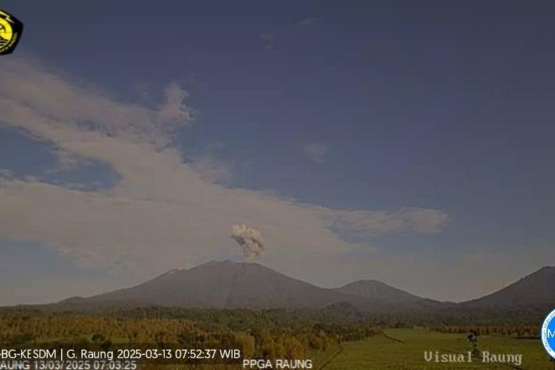 Gunung Raung Erupsi! Letusan Capai 1.500 Meter di Atas Puncak