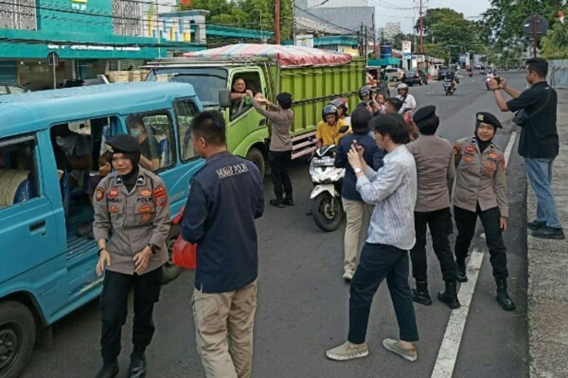 Polda Sulut Bagi Takjil, Tebar Kebaikan di Bulan Ramadhan