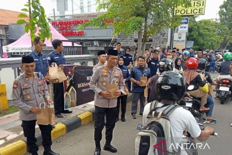 Polres Madiun Bagi Takjil, Tebar Kebaikan di Bulan Ramadhan