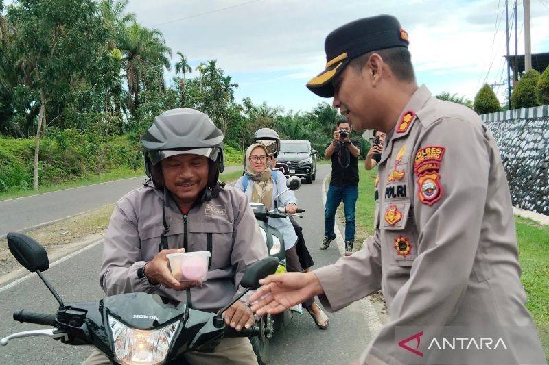 Polres Mukomuko Bagikan Ratusan Takjil Gratis, Jalin Silaturahmi di Bulan Ramadhan