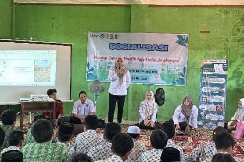 DLH Palangka Raya Edukasi Pelajar SMP tentang Pengelolaan Sampah Plastik