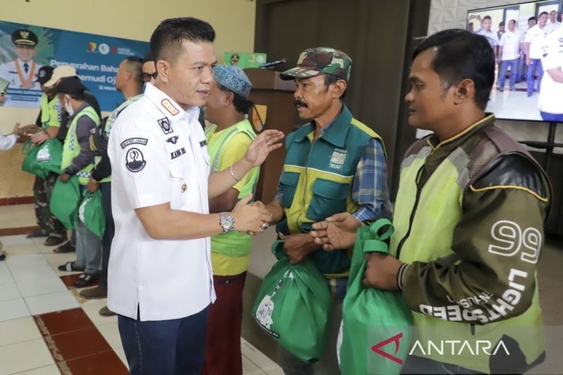 Pemkab Bandung Salurkan 10.730 Paket Sembako untuk Ojek Pangkalan Jelang Ramadhan