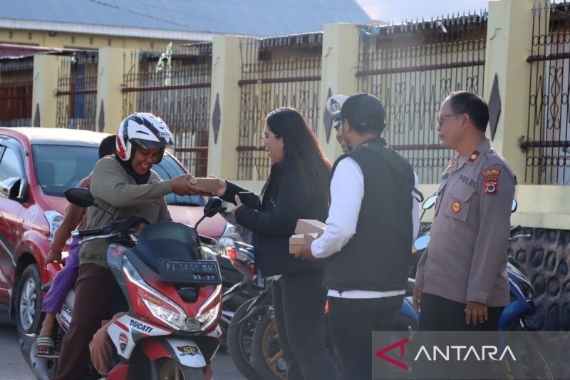 Polres Jayawijaya dan Wartawan Wamena Bagikan Takjil, Jalin Silaturahmi di Bulan Ramadhan