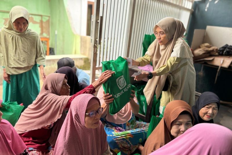 Pupuk Kujang Bagikan Ribuan Paket Sembako di Karawang untuk Ramadhan