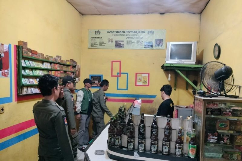 Satpol PP Tangerang Sita Puluhan Botol Miras Ilegal Saat Ramadan