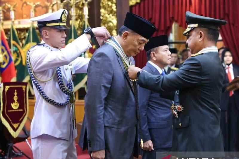 Menhan Sjafrie Sjamsoeddin Terima Tanda Kehormatan Tertinggi dari TNI