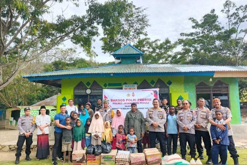 Polres Jayawijaya Tebar Kebaikan: Bagikan Sembako ke Masjid dan Gereja di Wamena