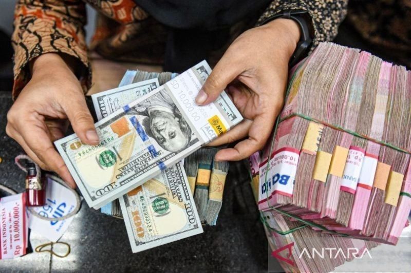 Modal Asing Keluar Rp10,15 Triliun di Pasar Keuangan RI, Rupiah Menguat