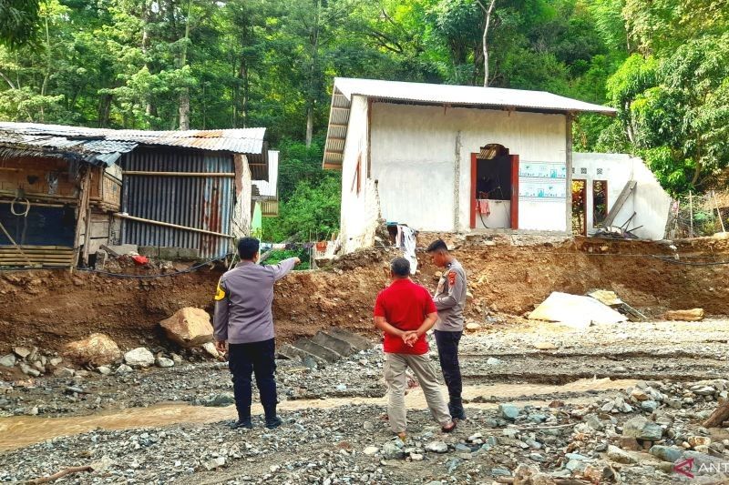 Waspada Banjir Bandang! Polsek Kabila Bone Imbau Warga Bantaran Sungai Biluango Besar Mengungsi