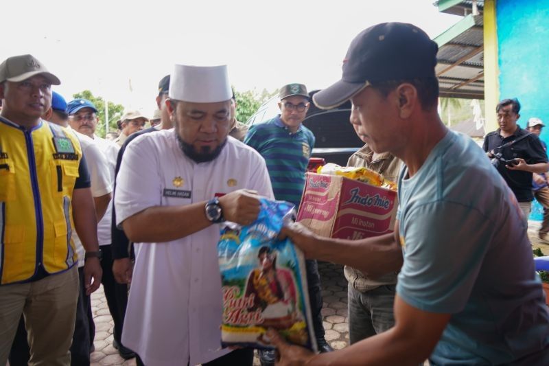 Gubernur Bengkulu Salurkan Bantuan untuk Korban Banjir dan Longsor Kepahiang