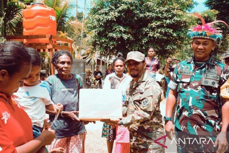 TNI Bagikan 150 Paket Makanan Tambahan untuk Warga Kbusdori, Biak Numfor