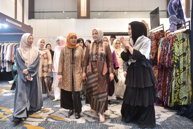 Wagub Sulsel Lelang Pakaian Bekas untuk UMKM di Trend Hijab Expo 2025