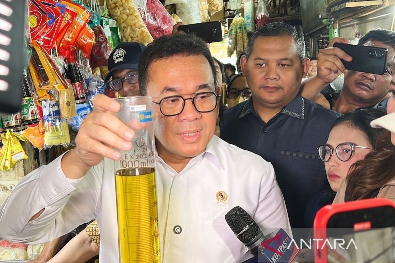 Mendag Pastikan Minyakita 1 Liter di Pasar Ciracas, Stok Jelang Lebaran Aman!