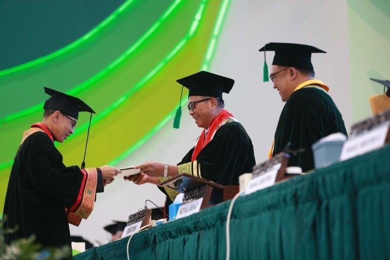 Buya Yahya Wisuda S1 Psikologi Unissula: Sinergi Ilmu Agama dan Psikologi untuk Bantu Umat