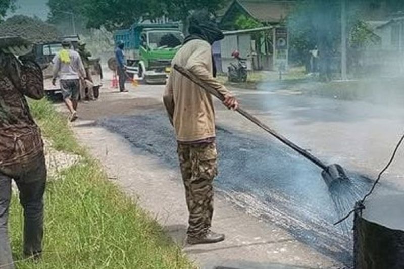 Pemkab Madiun Perbaiki Jalan Alternatif Antisipasi Kemacetan Lebaran 2025