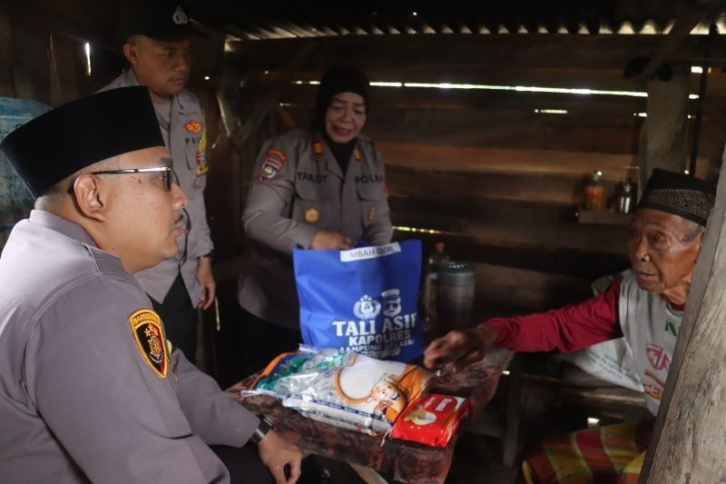 Polisi Lampung Selatan Bantu Lansia Sebatang Kara di Rumah Reot