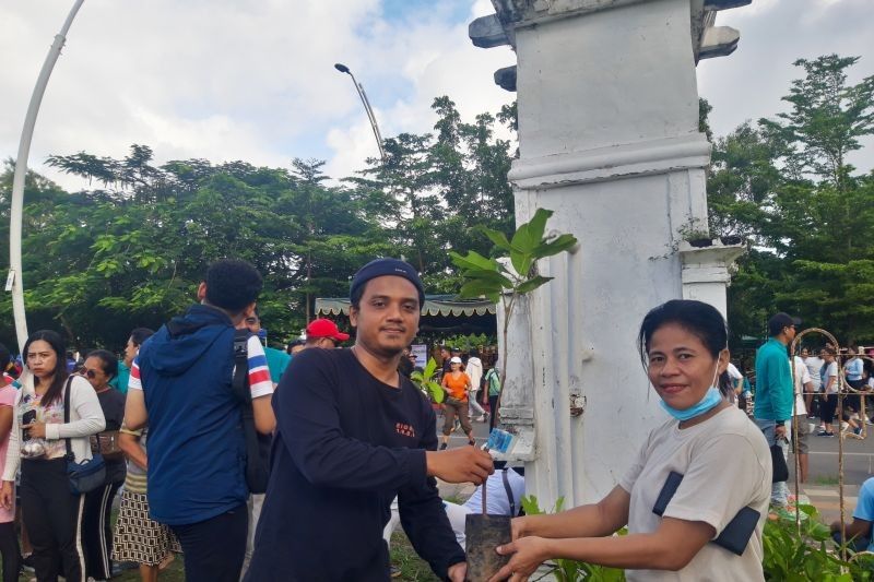 500 Anakan Pohon Gratis dibagikan di NTT, Sambut HBR 2025