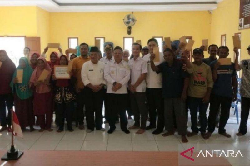 Wabup Bangka Tengah Salurkan BLT Rp900 Ribu untuk 100 KPM di Kecamatan Sungaiselan