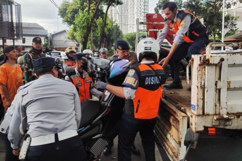 Penertiban Parkir Liar di Senopati, Jaksel: 23 Kendaraan Terjaring Razia