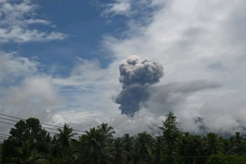 Gunung Dukono Erupsi, Semburkan Abu Vulkanik hingga 3000 Meter!