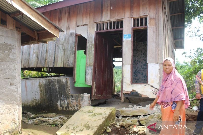 Warga Mukomuko Mandiri Bangun Pengaman Tebing Sungai, Cegah Rumah Terdampak Longsor